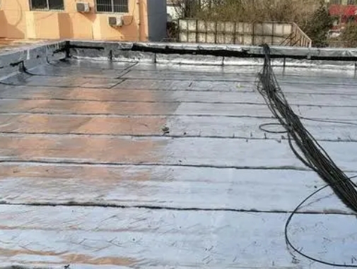 通辽市卫生间漏水维修公司分享下通辽市屋面楼顶防水刚性防水层施工要点。